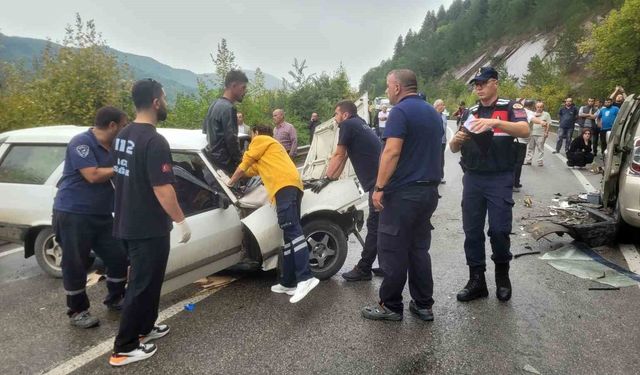 İki aracın çarpıştığı kazada 7 kişi yaralandı, aracın ön camına sıkışan vatandaşı itfaiye kurtardı