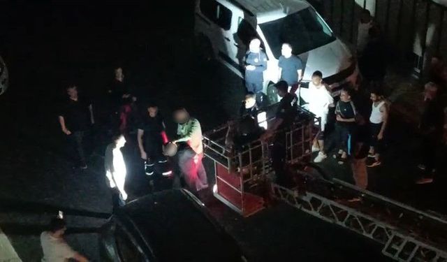 İtfaiye aracının merdiveniyle çatıya çıkan polisler, cinayet zanlısını kıskıvrak yakaladı