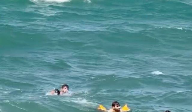 Karaburun'da akıntıya kapılarak boğulma tehlikesi geçirdi: Cankurtaran yetişti