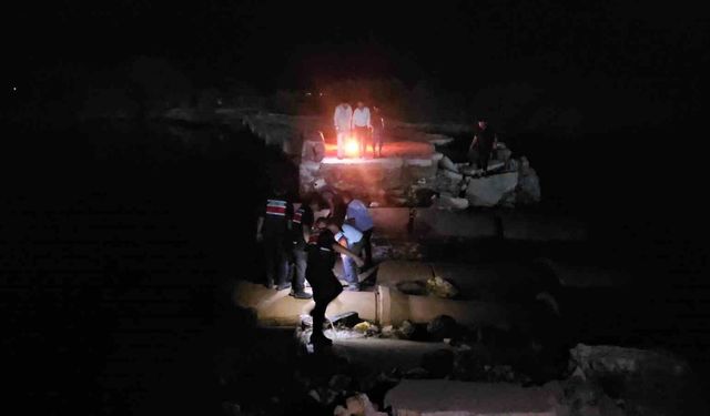Karkamış'ta su seviyesi yükselince yıkık köprüde mahsur kalan 4 kişi kurtarıldı