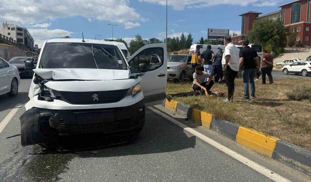 Kastamonu'da otomobil ile hafif ticari araç çarpıştı: 3 yaralı
