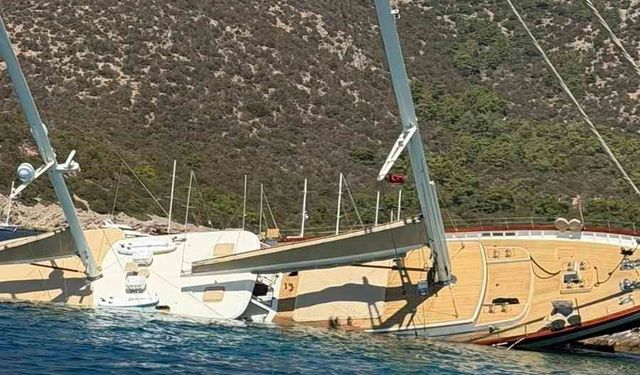 Kayalıklara vurup yan yatan teknedeki 11 kişi kurtarıldı