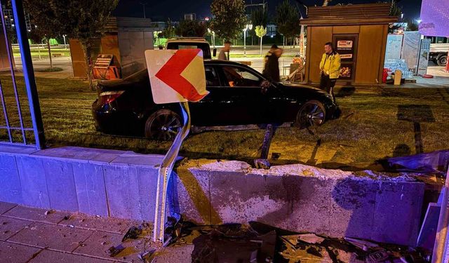 Kayseri'de bir garip kaza: Kaldırımdan seken otomobil 1 metrelik duvarı aştı