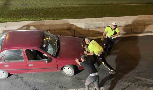 Kayseri'de polisin özverili çalışması, trafiğin kilitlenmesinin önüne geçti