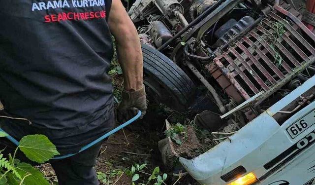 Kemalpaşa'da çay kamyonu şarampole yuvarlandı: 1 ölü