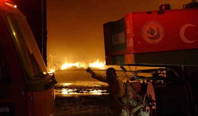 Kilis'te ambalaj fabrikasında yangın: 1 itfaiye eri yaralandı