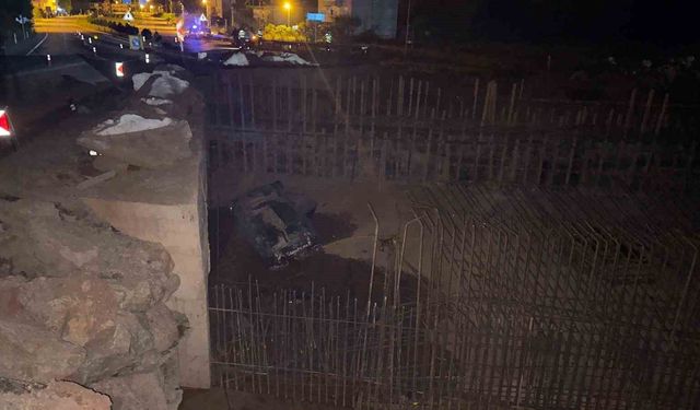 Kontrolden çıkan otomobil, 5 metre yükseklikten alt geçit inşaatının temeline uçtu: 2 yaralı