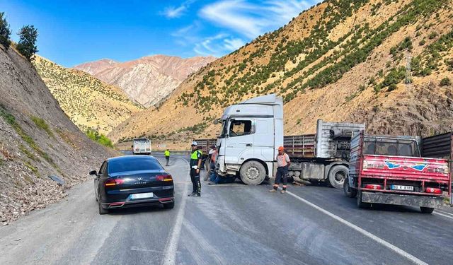 Kontrolden çıkan tır bariyerlere çarptı
