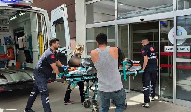 Küçük çocuğun kullandığı iş makinesi devrildi: 1 yaralı