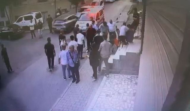 Küçükçekmece'de biri çocuk iki kişinin silahla yaralandığı anların güvenlik kamerası görüntüleri ortaya çıktı