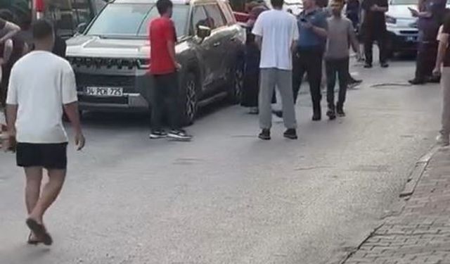 Küçükçekmece'de silahlı kavga: Yoldan geçen 1'i çocuk 2 kişi yaralandı