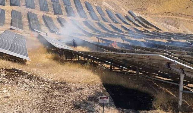 Kurtalan'da güneş enerjisi panellerinde yangın