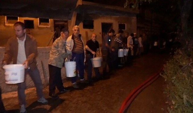 Kuşburnu için yakılan ateş köyde yangına neden oldu: 2 ev ve ahır küle döndü