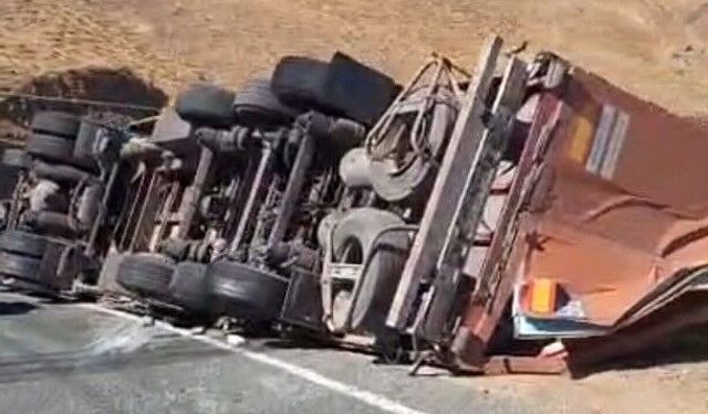 Malatya'da tır devrildi: 2 yaralı