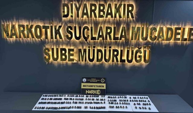 Midelerinde taşıdıkları uyuşturucu ile yakalanan 2 kişi tutuklandı