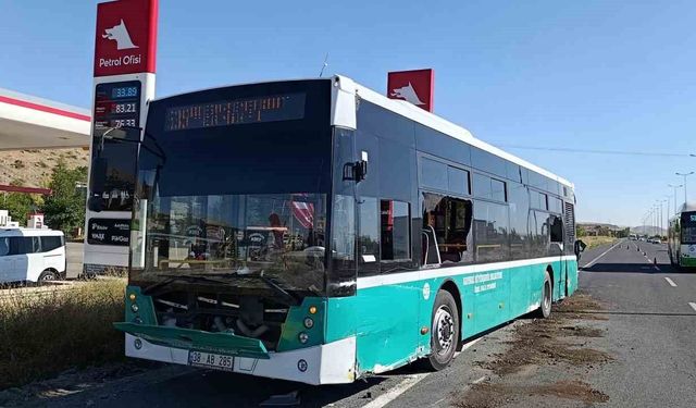 Minibüsün yolcu otobüsüne çarptığı kaza kamerada