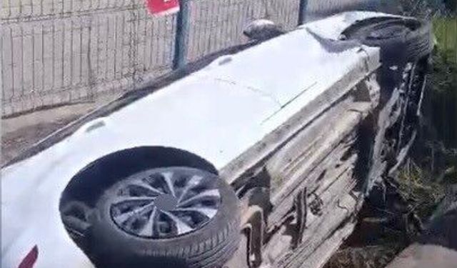 Osmaniye'de çarpışan otomobillerden biri kanala düştü