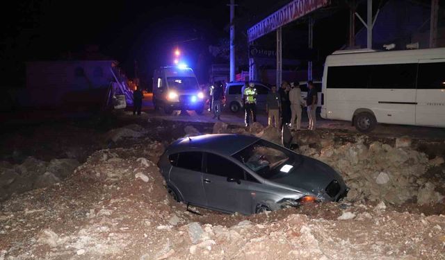 Otomobil inşaatın kazı alanına uçtu: 2 yaralı