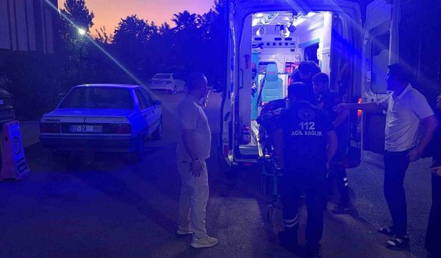 Otomobil kaldırıma çıktı: 3 yaralı