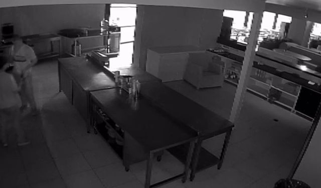 Pişkin hırsızlar kamerada: Hırsızlık için girdikleri kafede sucuklu yumurta yapıp yediler