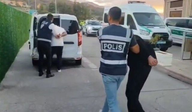 'Polis ve savcıyız' diyerek kandırdılar, altınlarla kaçarken yakalandılar