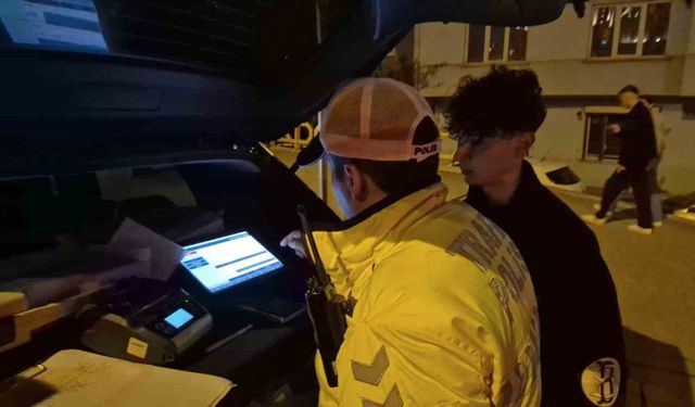Polisin 'dur' ihtarına uymayıp kırmızı ışıkta makas atarak kaçan motosikletliye 353 bin lira ceza