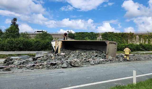 Rize'de kaza yapan kamyona arkadan gelen taş yüklü kamyon çarptı: 3 yaralı