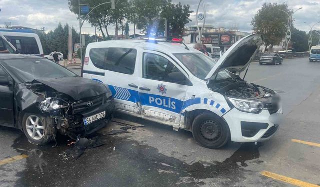 Sakarya'da polis aracı ile otomobil çarpıştı: 2'si polis, 5 yaralı