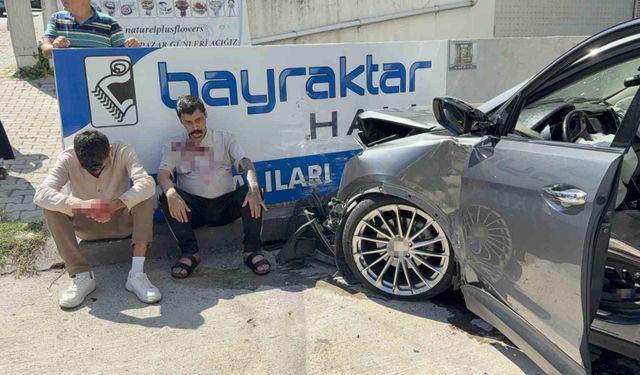 Samsun'da 2 otomobile çarpıp savrulan araç duvara çarptı: 3 yaralı