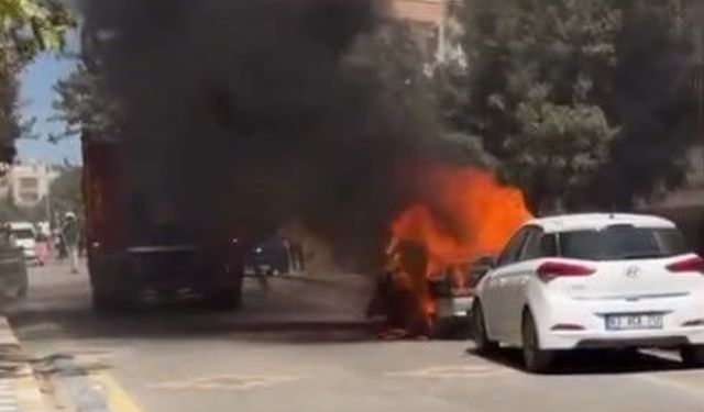 Şanlıurfa'da park halindeki otomobil alevlere teslim oldu