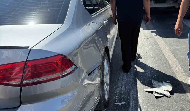 Siirt'te kamyon, kırmızı ışıkta bekleyen araçlara çarptı