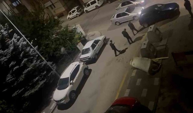 Sokak ortasında bıçak ile saldırmaya çalıştı