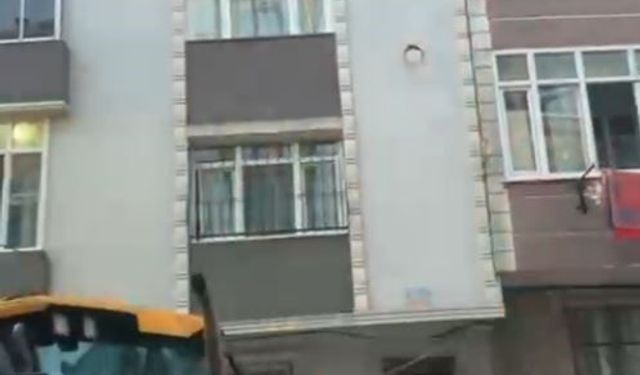 Sultangazi'de temel çalışması sırasında yan binanın temelinde kayma oldu