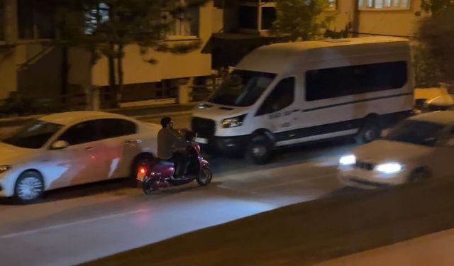 Ters yönde ilerleyen motosikletli hem kendini hem trafiği tehlikeye attı