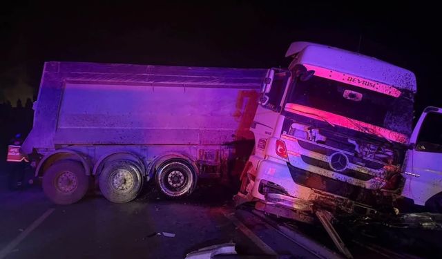 Tır refüjü aşıp karşı şeride geçti: 2 yaralı