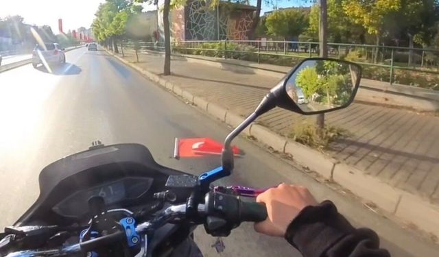 Türk bayraklarını yerde gören kadın kuryeden örnek davranış