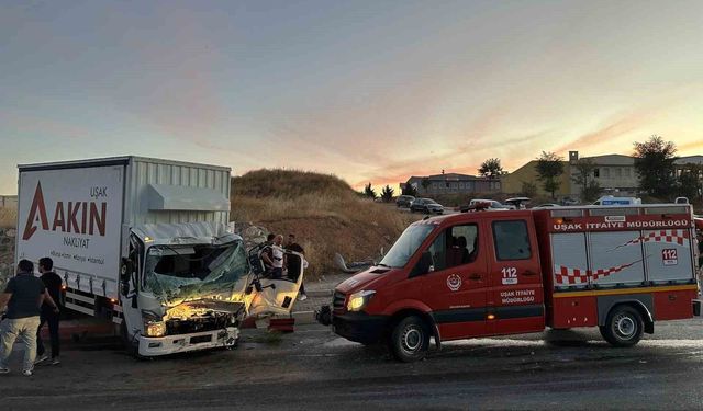 Uşak'ta itfaiye aracı ile kamyon çarpıştı: 1 ölü, 2 yaralı