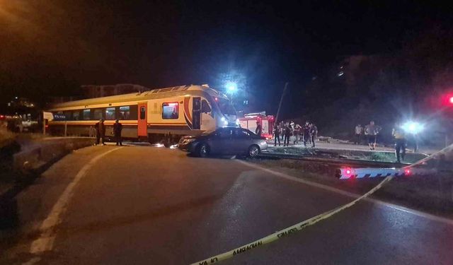 Zonguldak'ta yolcu treni otomobille çarpıştı: 5 yaralı