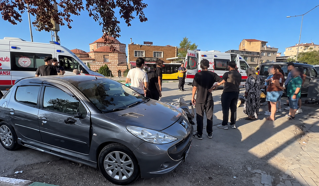 Bursa'da araca çarpmamak için manevra yapan motosikletteki 2 genç yaralandı