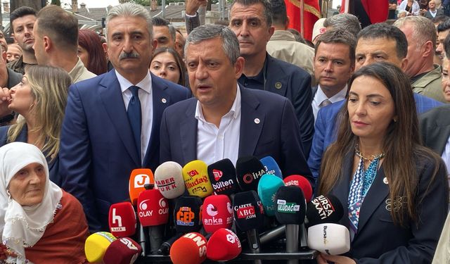 Özgür Özel Bursa’da: Ulu Camii çıkışında açıklama yapıyor