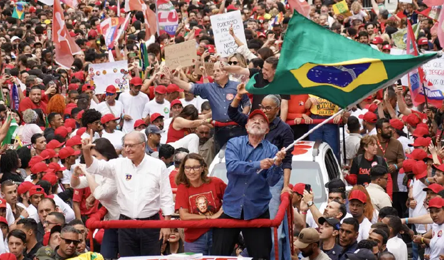 Brezilya’da tarihi geri dönüş: Lula bir kez daha devlet başkanı seçildi