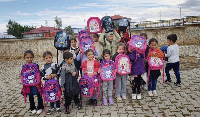 12 yıldır iyilik peşinde! Muşlu polis köy çocuklarının yüzünü güldürüyor