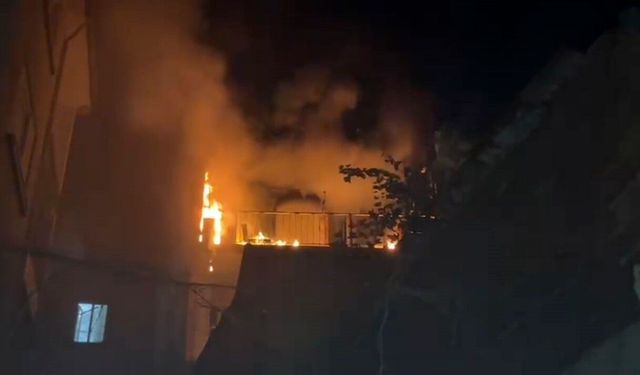 Bursa’da balkon alevlere teslim oldu! Yangın eve sıçramadan söndürüldü