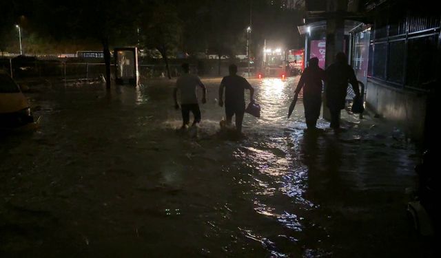 Sağanak sonrası peş peşe açıklama: Devlet tüm kurumlarıyla sahada