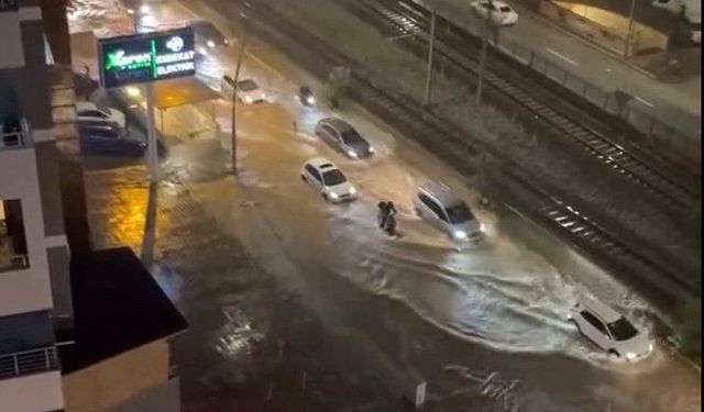 Adana’da yağış hayatı felç etti