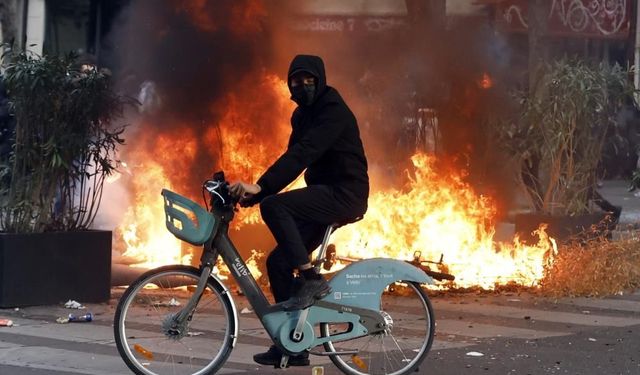 Paris karıştı: Sarı Yelekliler protestosunda 195 gözaltı