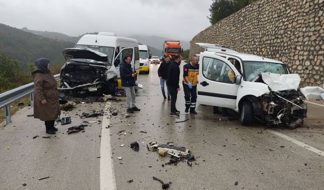 Bursa-Keles yolunda feci kaza: 1 ölü, 10 yaralı