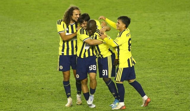 Fenerbahçe 10 kişi kaldığı maçta 2 golle kazandı