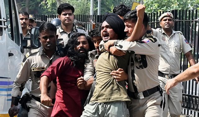 Hindistan’da protestolara sert müdahale: Hamam Böceği Hareketi liderleri gözaltında