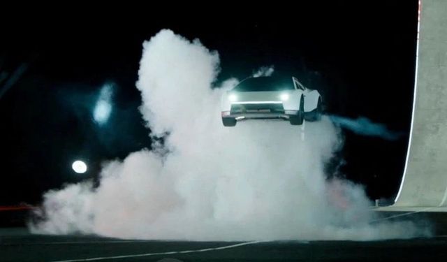 Tesla’dan akılalmaz Roadster gösterisi! Havada döndü, araçların üzerinden atladı